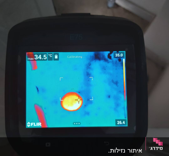 תצוגת מצלמה תרמית עם אזור חם במרכז